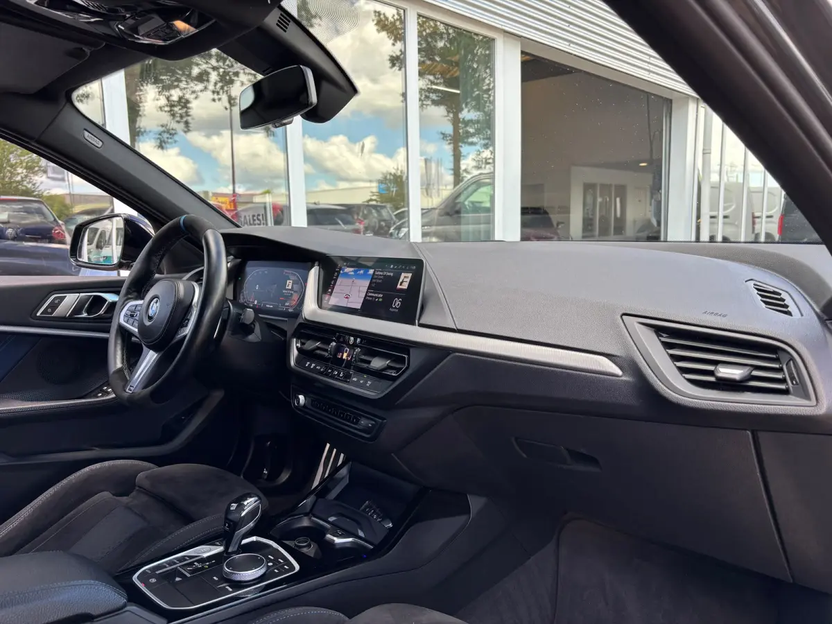 118d High Executive | M Pakket | Shadow Line | Apple Carplay | Achterruitrijcamera