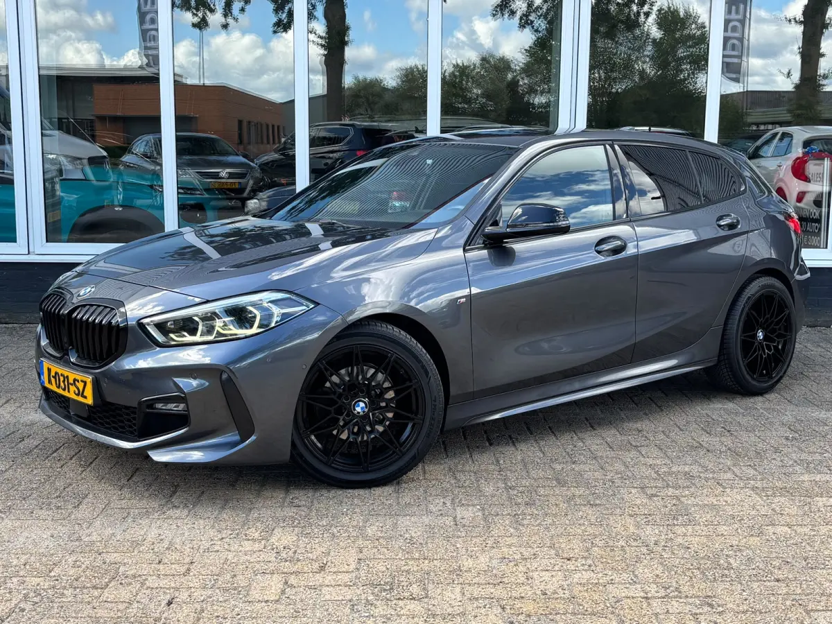 118d High Executive | M Pakket | Shadow Line | Apple Carplay | Achterruitrijcamera