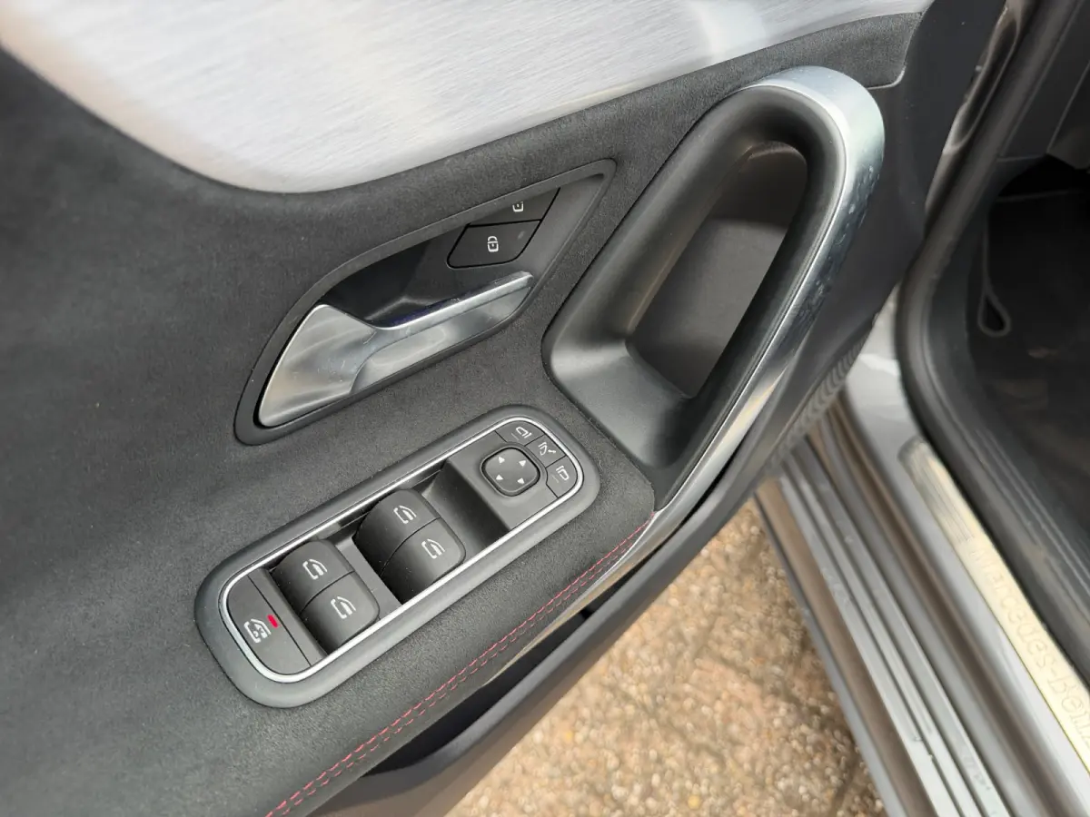 180 AMG Night Edition Aut- Nap 9dkm, Dealer Onderhouden, Panoramadak, Sfeerverlichting