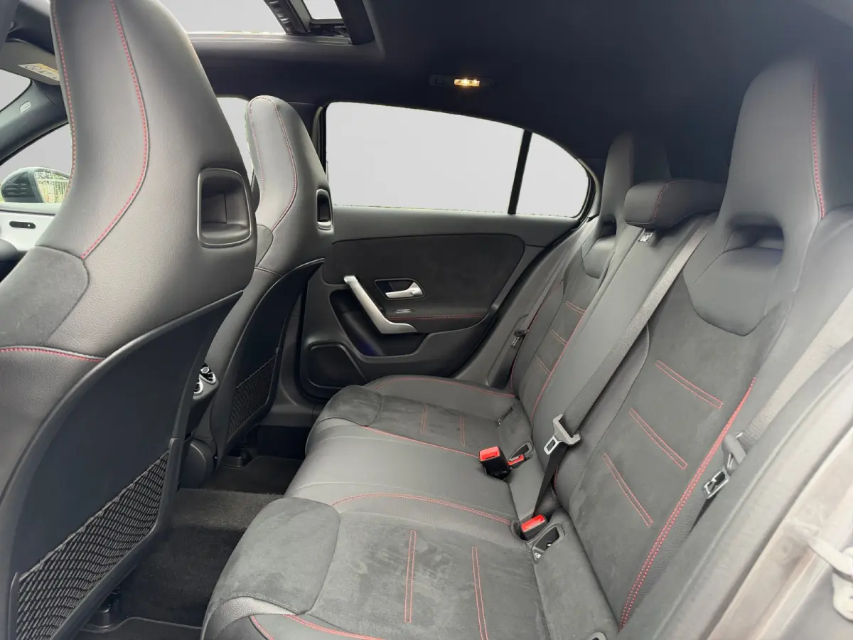 180 AMG Night Edition Aut- Nap 9dkm, Dealer Onderhouden, Panoramadak, Sfeerverlichting