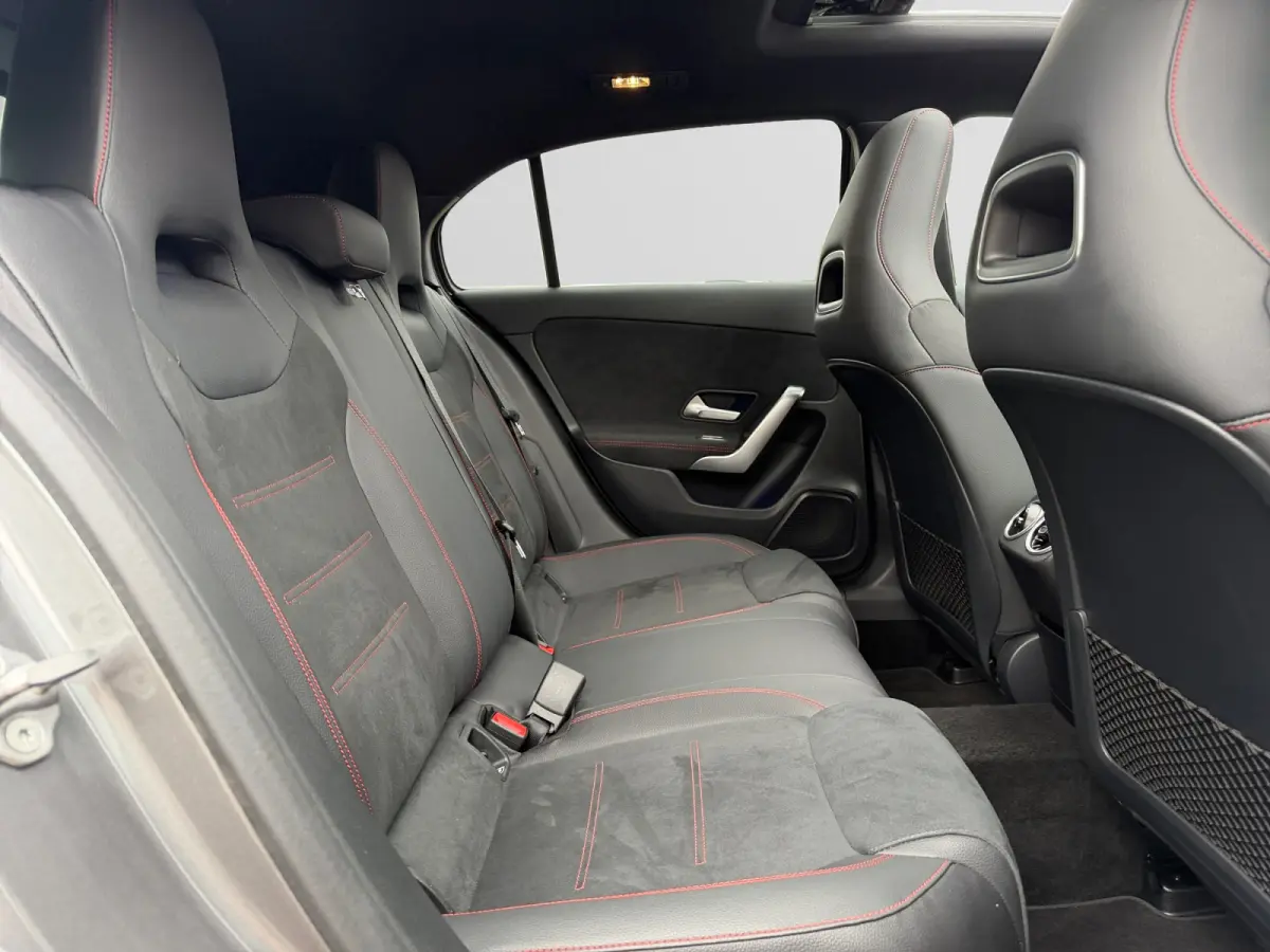 180 AMG Night Edition Aut- Nap 9dkm, Dealer Onderhouden, Panoramadak, Sfeerverlichting
