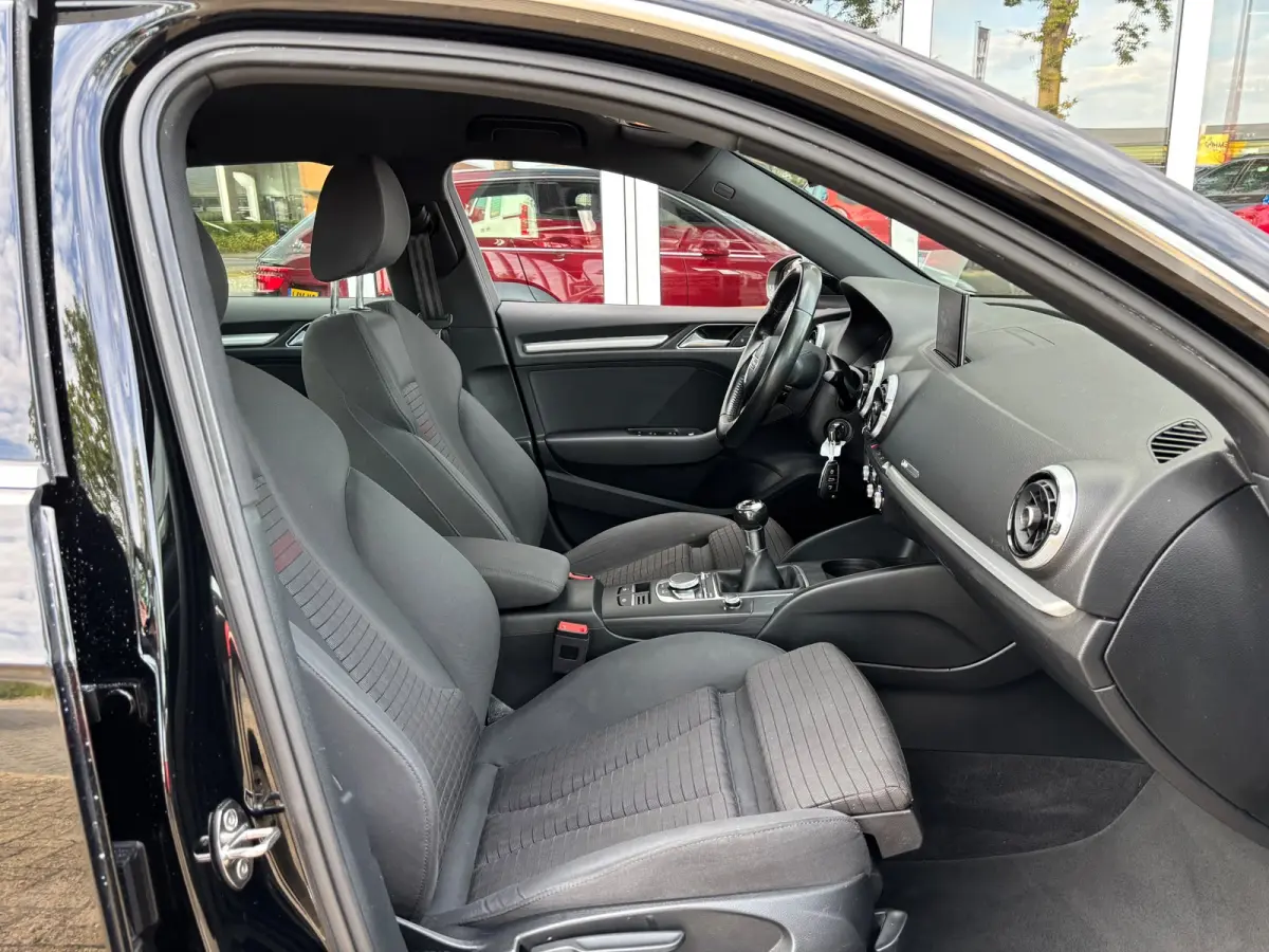 1.0 TFSI Sport Lease Edition | Sportstoelen | Zwartehemel | Sfeerverlichting | Bluetooth