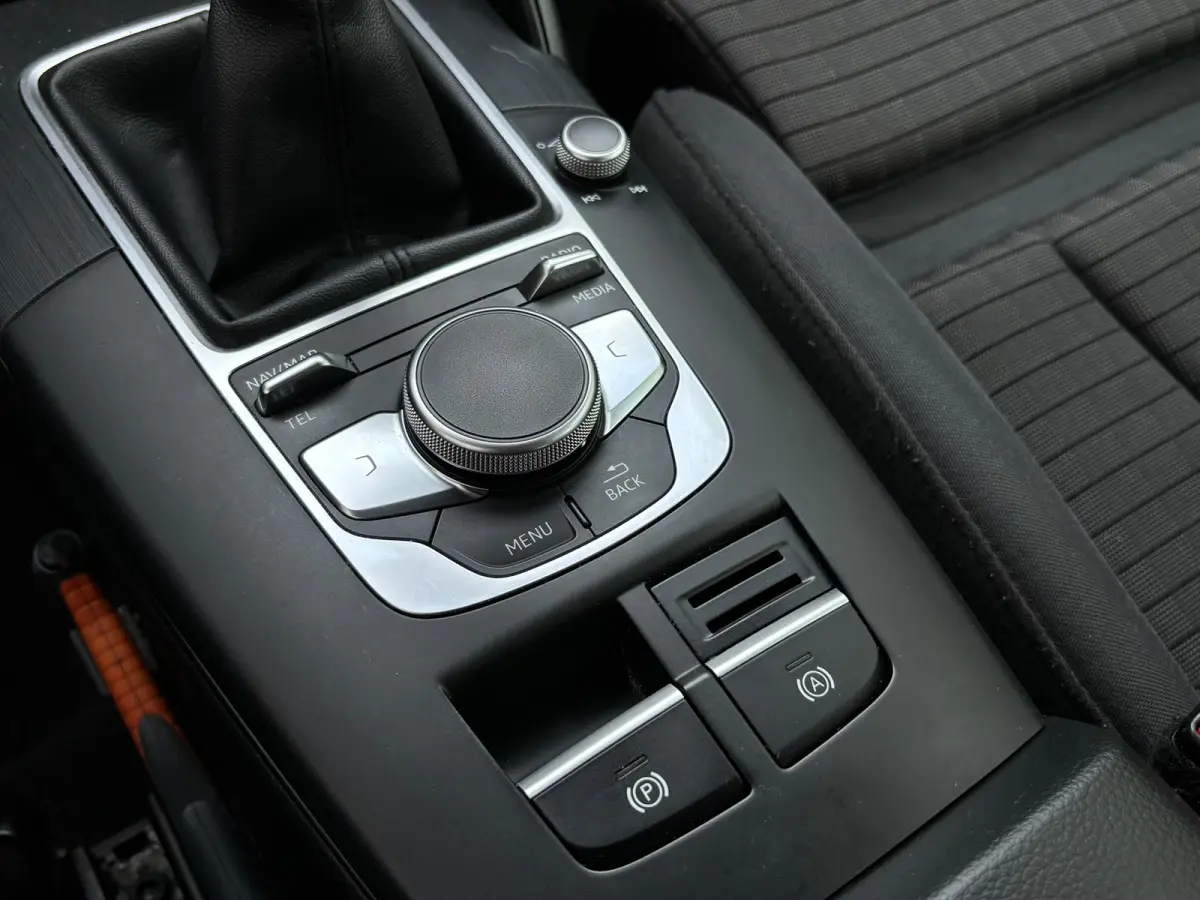 1.0 TFSI Sport Lease Edition | Sportstoelen | Zwartehemel | Sfeerverlichting | Bluetooth