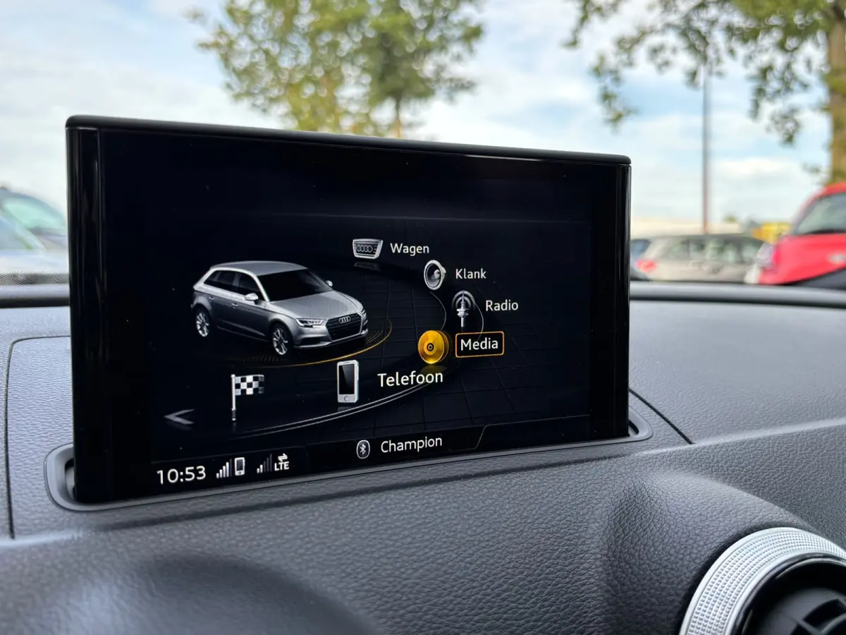 1.0 TFSI Sport Lease Edition | Sportstoelen | Zwartehemel | Sfeerverlichting | Bluetooth