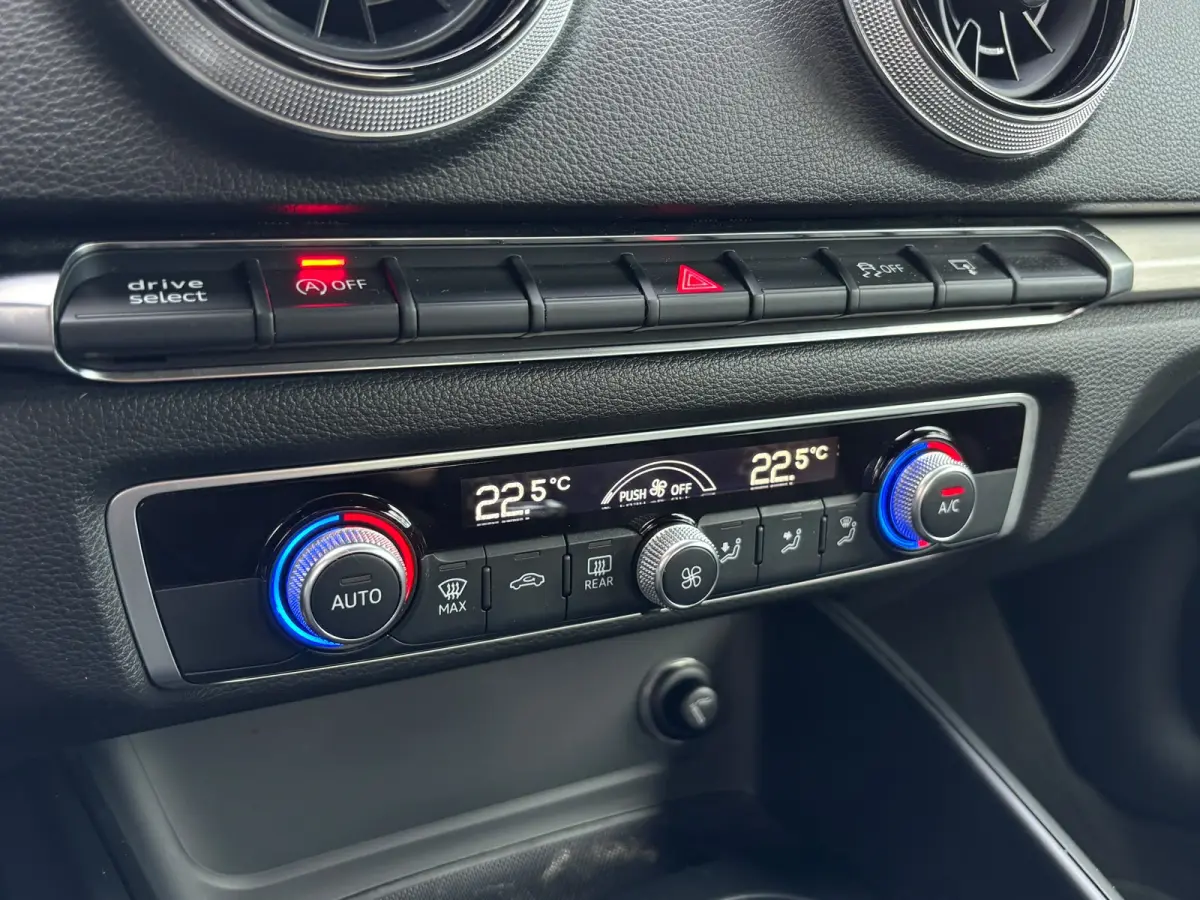 1.0 TFSI Sport Lease Edition | Sportstoelen | Zwartehemel | Sfeerverlichting | Bluetooth