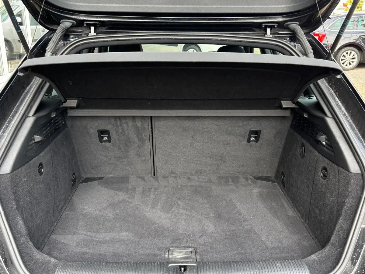 1.0 TFSI Sport Lease Edition | Sportstoelen | Zwartehemel | Sfeerverlichting | Bluetooth