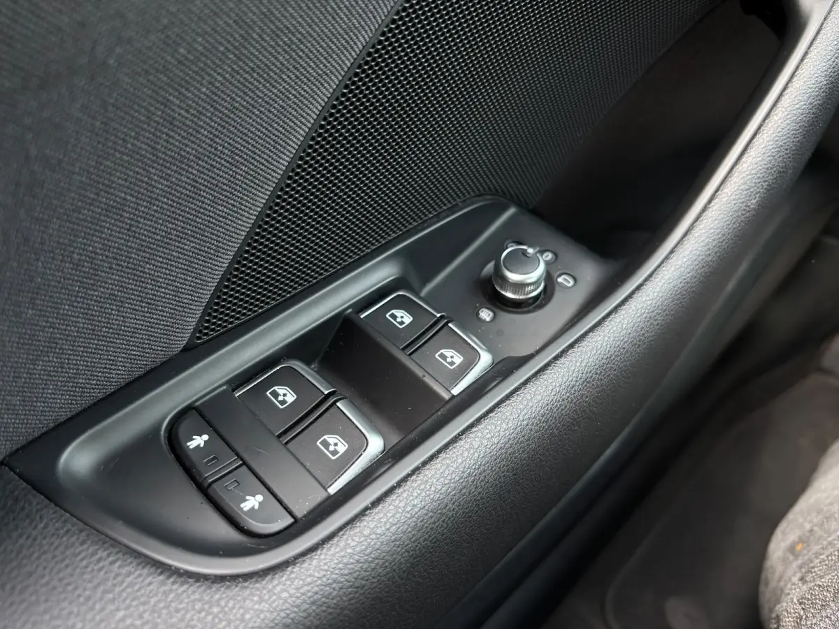 1.0 TFSI Sport Lease Edition | Sportstoelen | Zwartehemel | Sfeerverlichting | Bluetooth