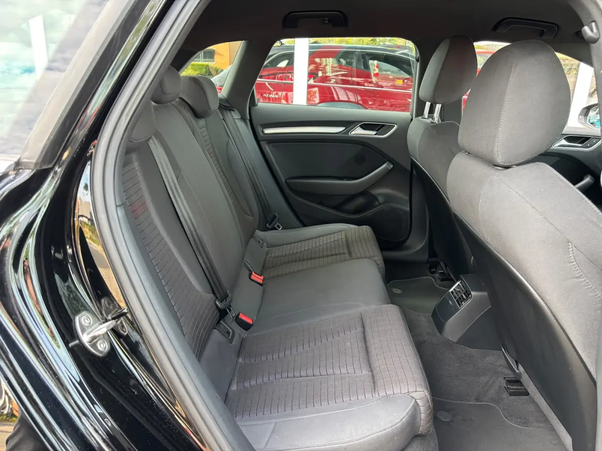 1.0 TFSI Sport Lease Edition | Sportstoelen | Zwartehemel | Sfeerverlichting | Bluetooth