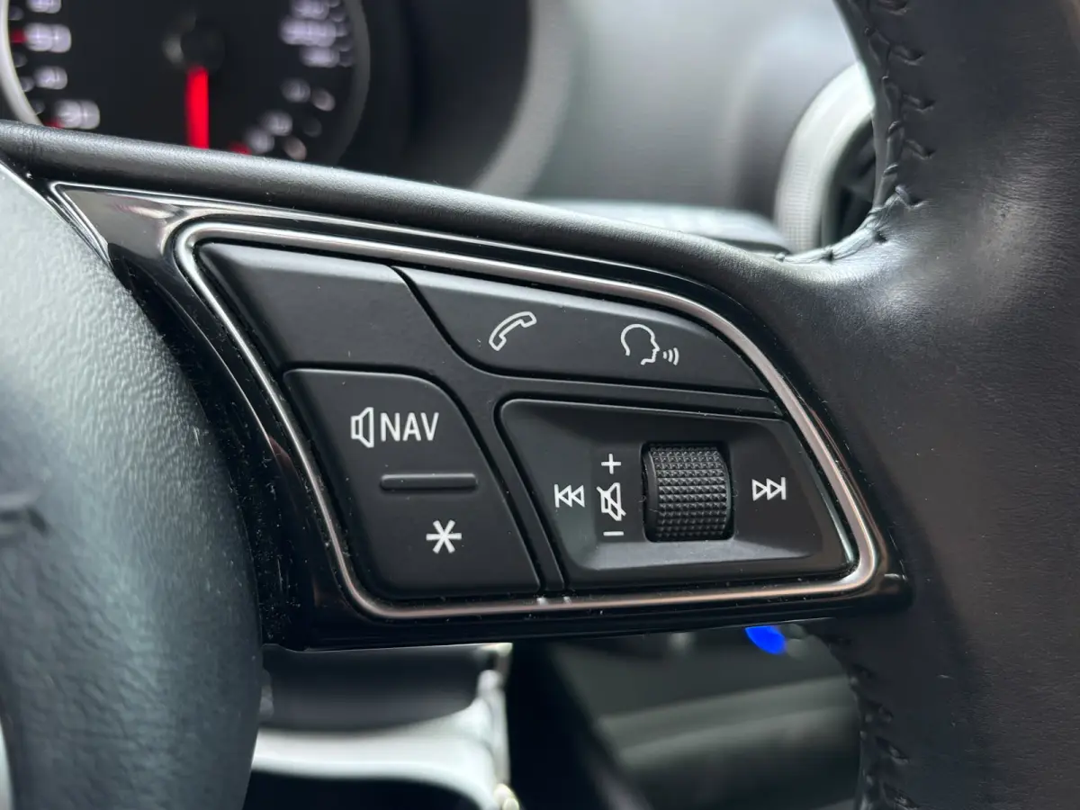 1.0 TFSI Sport Lease Edition | Sportstoelen | Zwartehemel | Sfeerverlichting | Bluetooth
