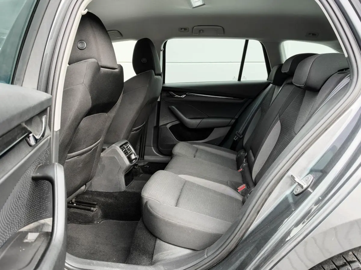 1.0 e-TSI 110pk DSG Business Edition | Navigatie | Stoelverwarming | Trekhaak