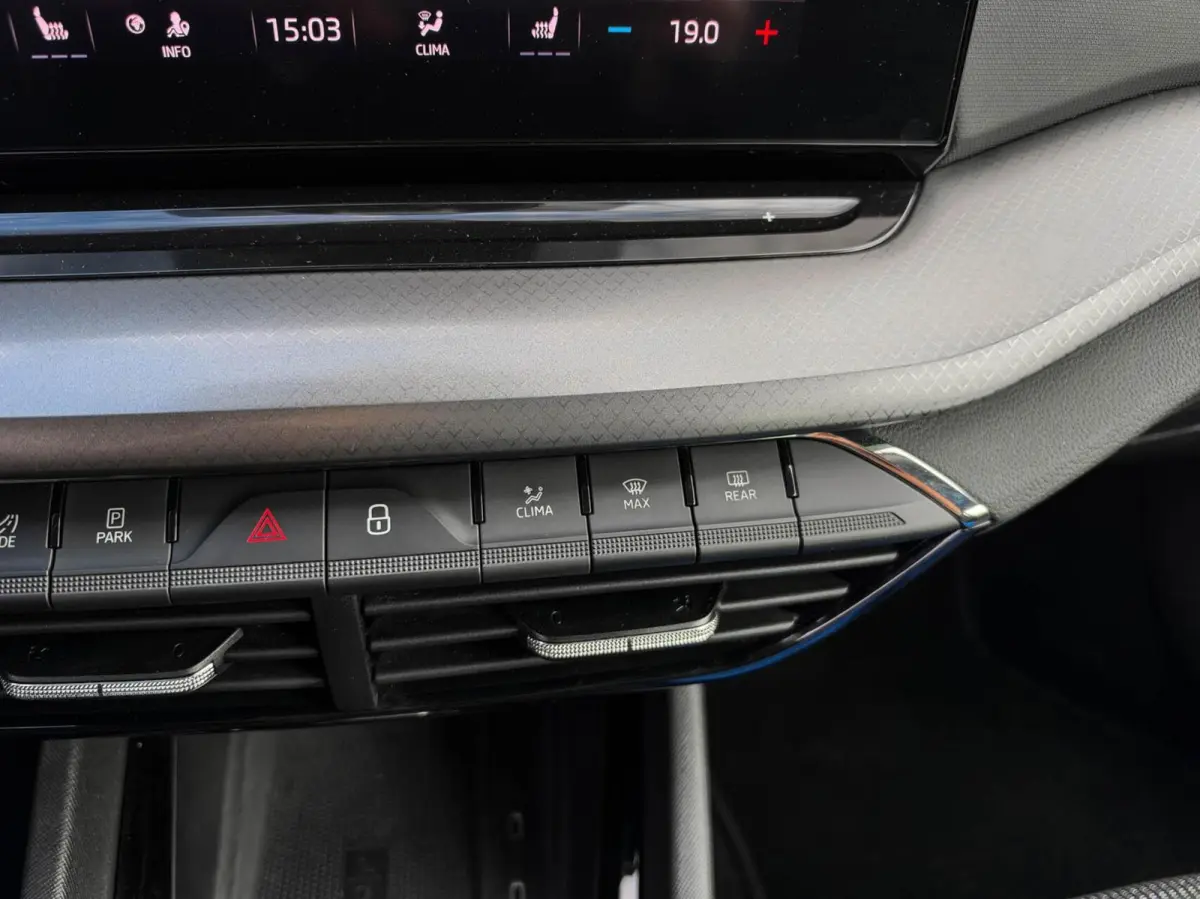 1.0 e-TSI 110pk DSG Business Edition | Navigatie | Stoelverwarming | Trekhaak