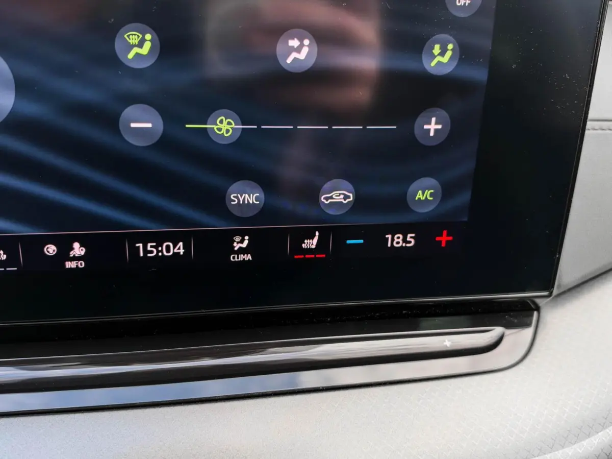 1.0 e-TSI 110pk DSG Business Edition | Navigatie | Stoelverwarming | Trekhaak