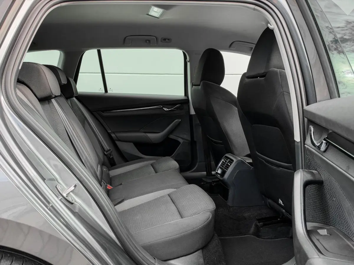 1.0 e-TSI 110pk DSG Business Edition | Navigatie | Stoelverwarming | Trekhaak