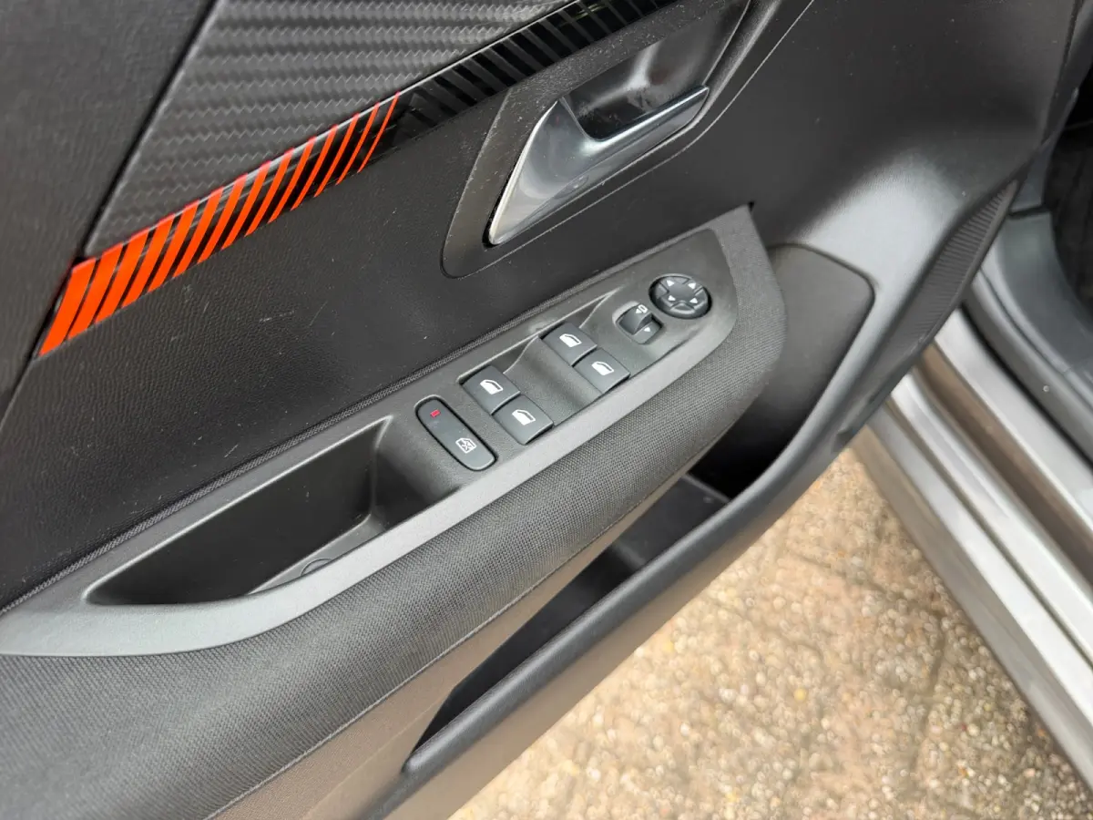 1.2 PureTech Active Pack- Carplay, Android Auto, Carbon, Led, Park Assist, Privacy Glass