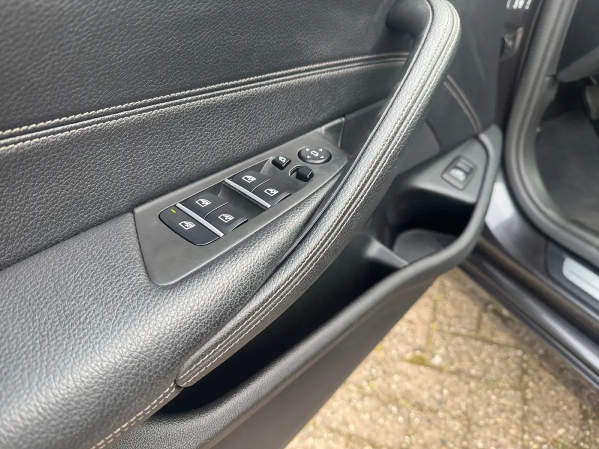 525d High Executive Camera, Stoel/verwarming/ventilatie, Elek Trekhaak, Carplay, Android Auto