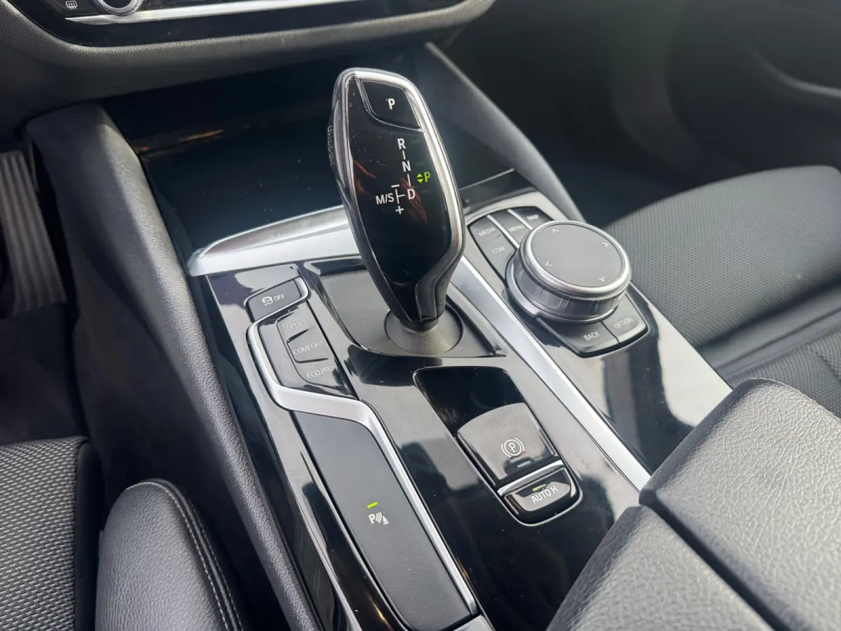 525d High Executive Camera, Stoel/verwarming/ventilatie, Elek Trekhaak, Carplay, Android Auto