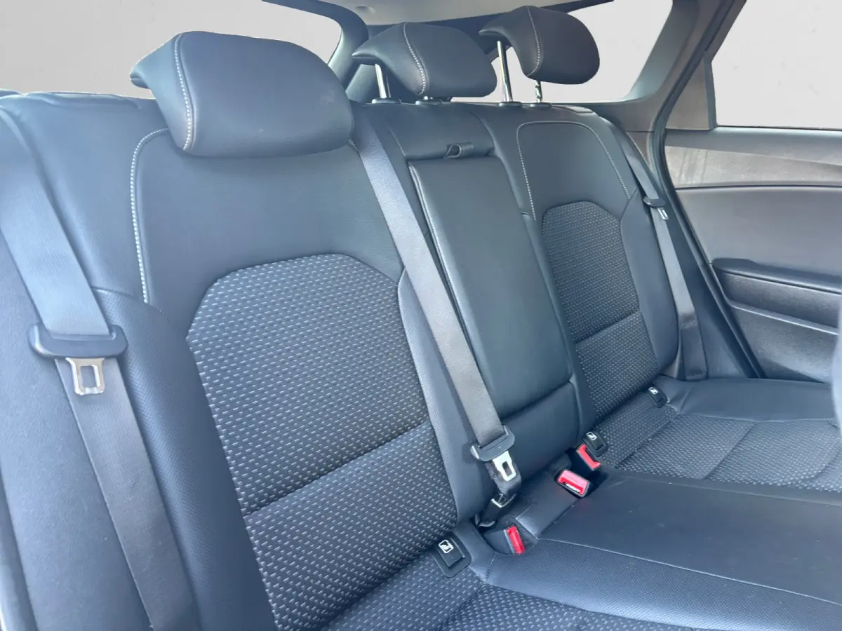 1.0 T-GDi DynamicPlusLine Camera, Carplay, Android Auto, Privacy Glass, Stuur/Stoelverwarming
