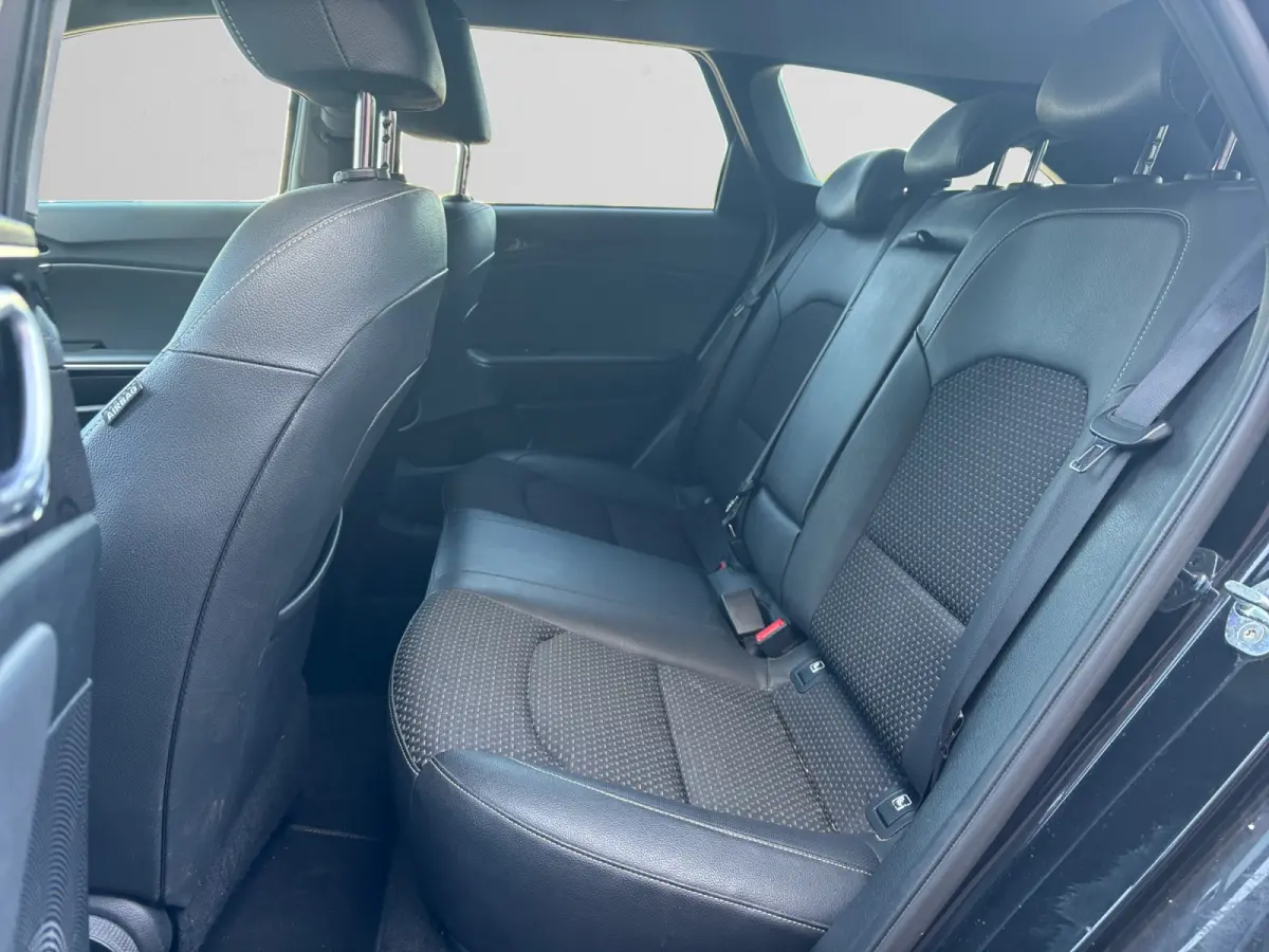 1.0 T-GDi DynamicPlusLine Camera, Carplay, Android Auto, Privacy Glass, Stuur/Stoelverwarming
