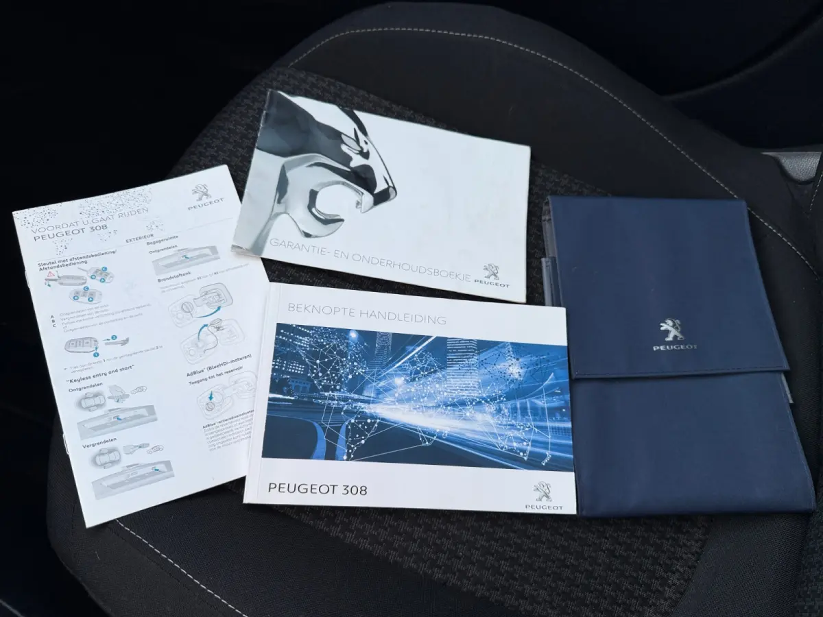 1.2 PureTech Blue Lease Executive- Panoramadak, Carplay, Android Auto, Xenon Led, Lane Assist