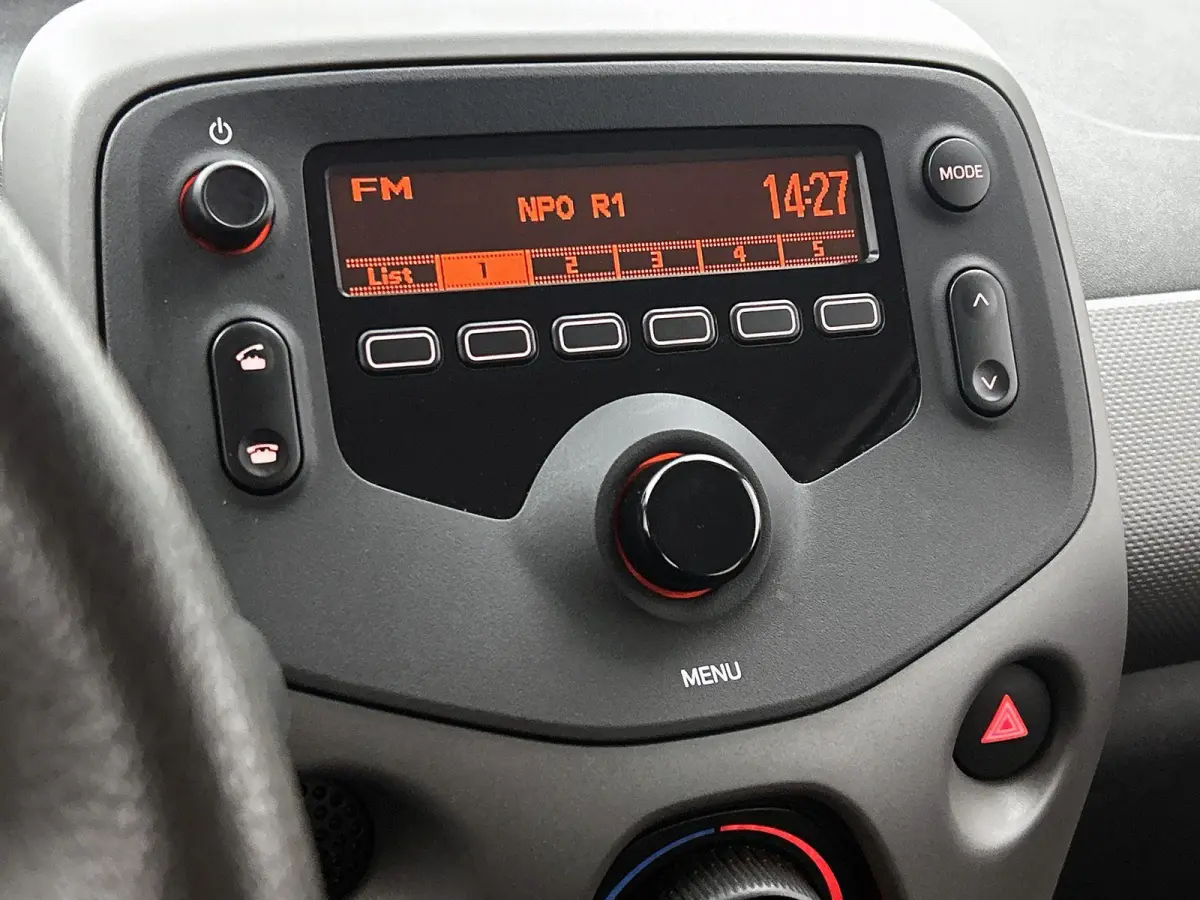 1.0 72pk Active | Airco | Bluetooth | IsoFix |