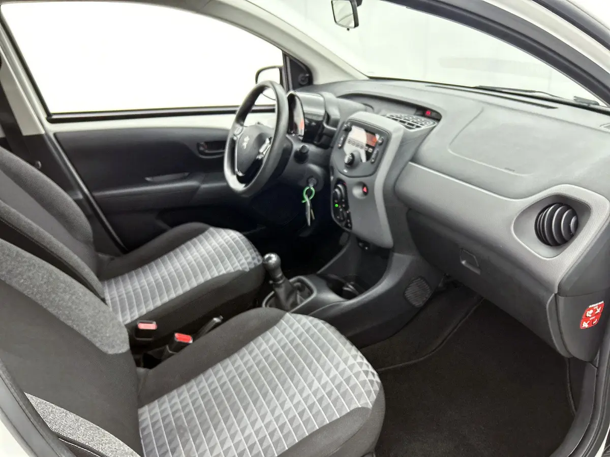 1.0 72pk Active | Airco | Bluetooth | IsoFix |