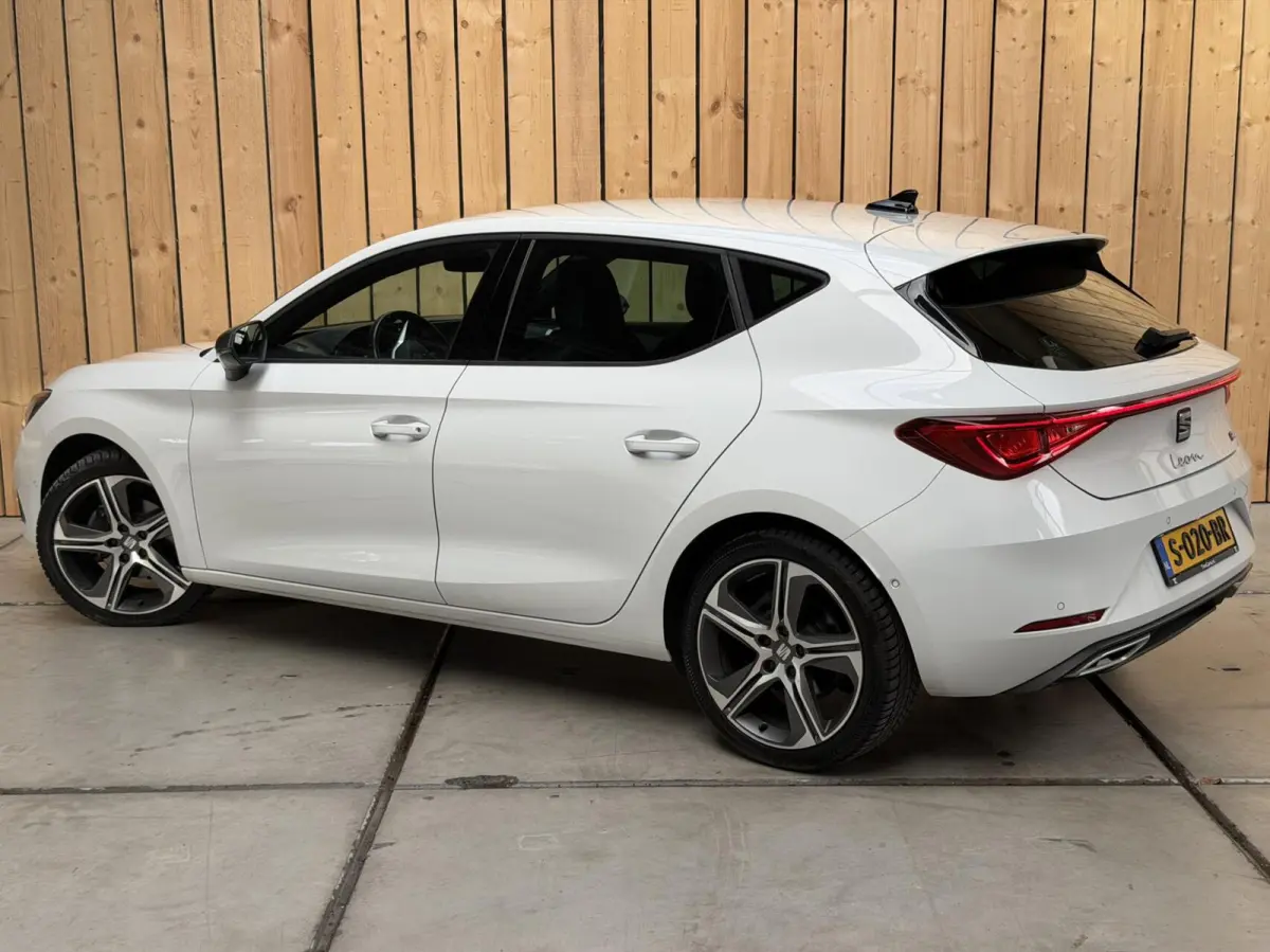 1.5 TSI FR Business Apple CarPlay/Android Auto | Cruise & climate control | LED verlichting | Navigatiesysteem | Rijstrooksensor | Parkeersensoren voor en achter | Trekhaak uitklapbaar