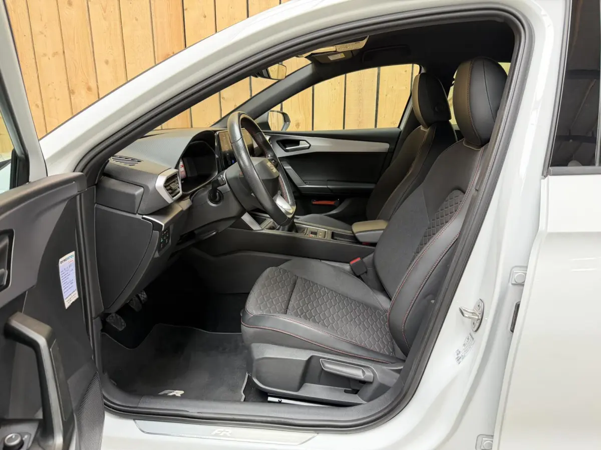 1.5 TSI FR Business Apple CarPlay/Android Auto | Cruise & climate control | LED verlichting | Navigatiesysteem | Rijstrooksensor | Parkeersensoren voor en achter | Trekhaak uitklapbaar