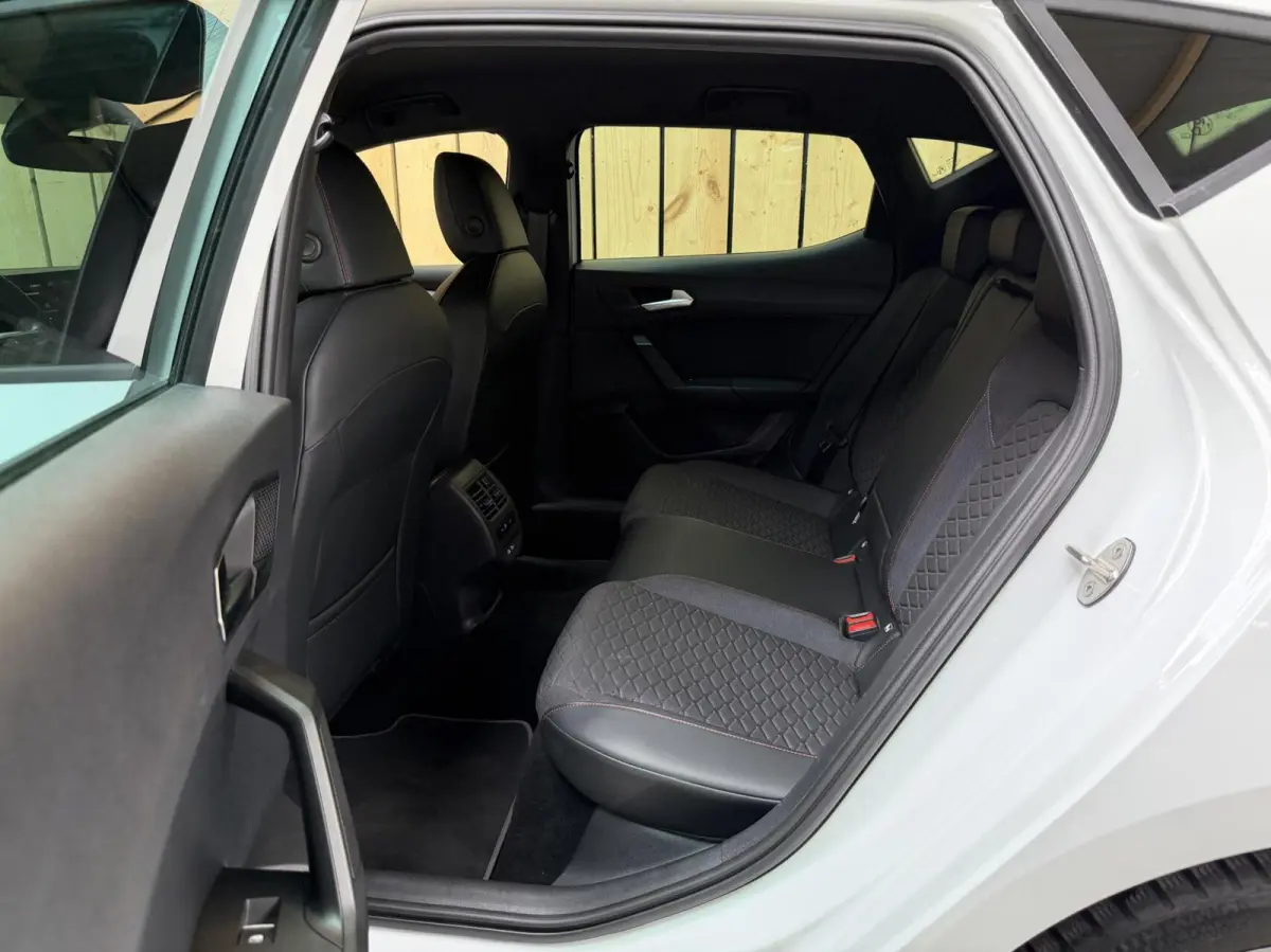 1.5 TSI FR Business Apple CarPlay/Android Auto | Cruise & climate control | LED verlichting | Navigatiesysteem | Rijstrooksensor | Parkeersensoren voor en achter | Trekhaak uitklapbaar