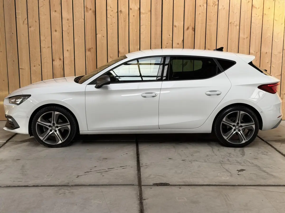 1.5 TSI FR Business Apple CarPlay/Android Auto | Cruise & climate control | LED verlichting | Navigatiesysteem | Rijstrooksensor | Parkeersensoren voor en achter | Trekhaak uitklapbaar