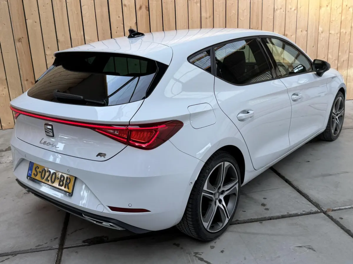 1.5 TSI FR Business Apple CarPlay/Android Auto | Cruise & climate control | LED verlichting | Navigatiesysteem | Rijstrooksensor | Parkeersensoren voor en achter | Trekhaak uitklapbaar