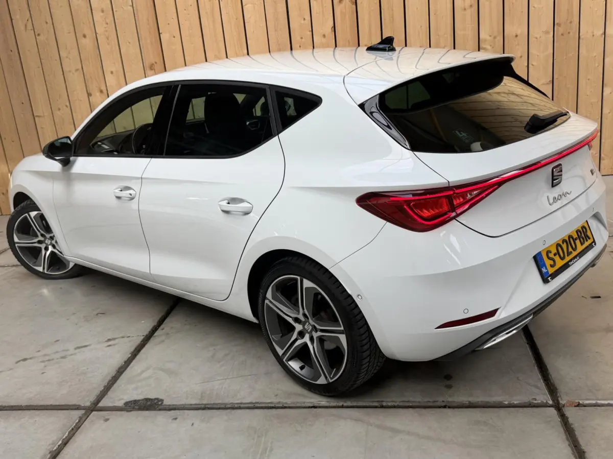 1.5 TSI FR Business Apple CarPlay/Android Auto | Cruise & climate control | LED verlichting | Navigatiesysteem | Rijstrooksensor | Parkeersensoren voor en achter | Trekhaak uitklapbaar