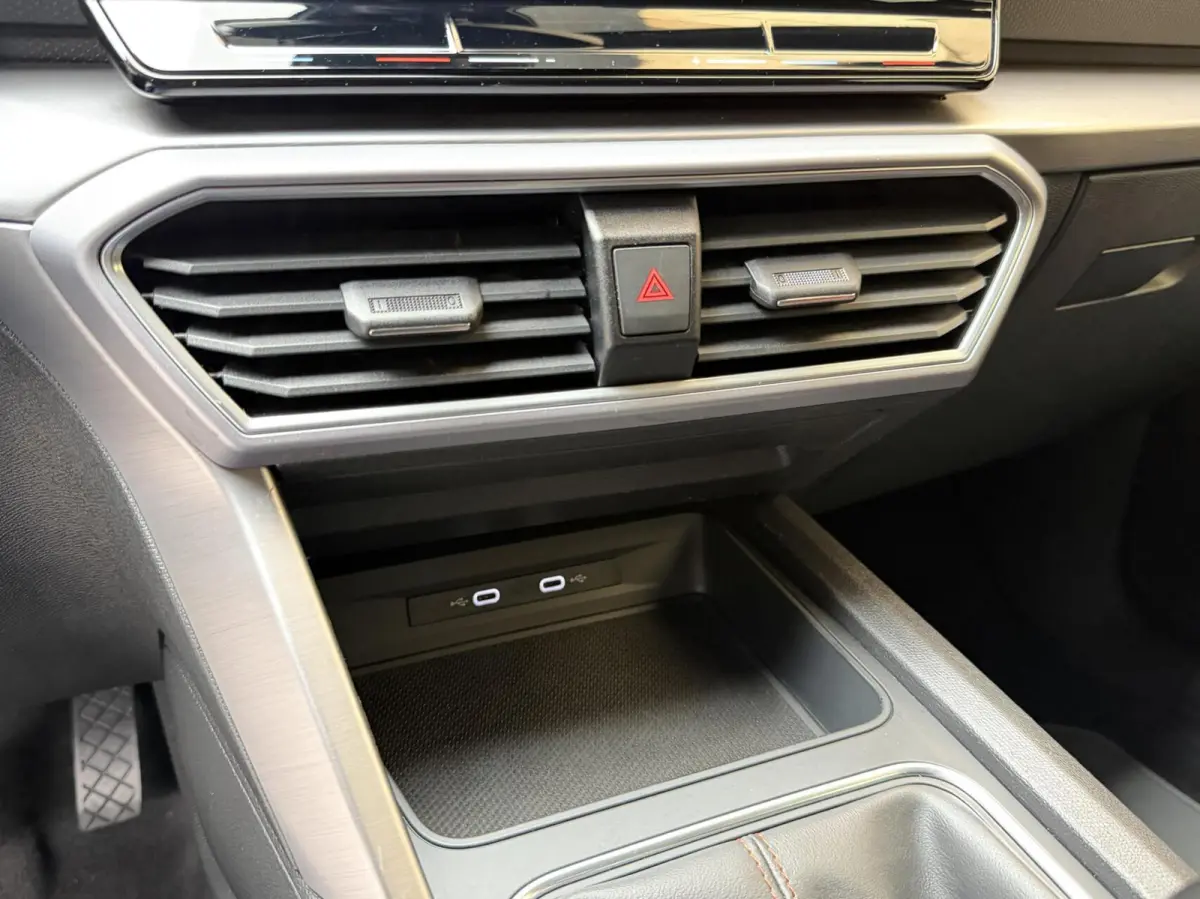 1.5 TSI FR Business Apple CarPlay/Android Auto | Cruise & climate control | LED verlichting | Navigatiesysteem | Rijstrooksensor | Parkeersensoren voor en achter | Trekhaak uitklapbaar