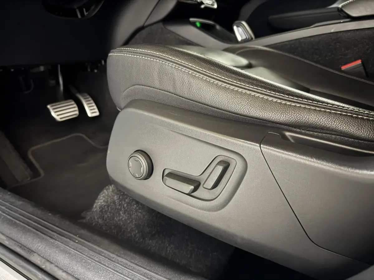 2.0 T4 R-Design Pano Camera Carplay Trekh. NAP