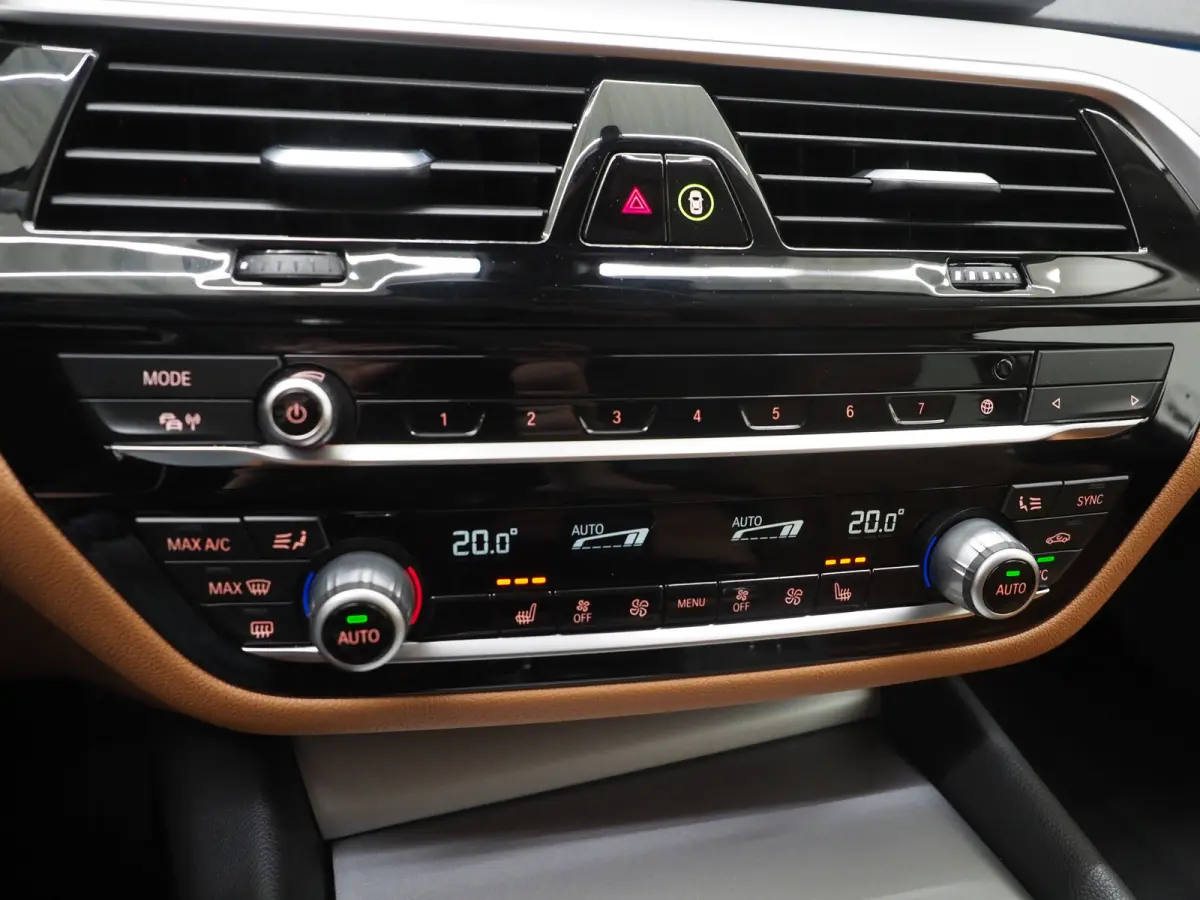 520e | Leder | HUD | Keyless | 360 | Sfeerlicht | Dodehoek | Stoelverwarming | Carplay
