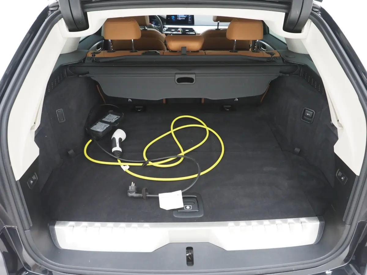 520e | Leder | HUD | Keyless | 360 | Sfeerlicht | Dodehoek | Stoelverwarming | Carplay