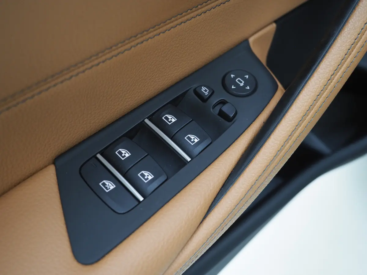 520e | Leder | HUD | Keyless | 360 | Sfeerlicht | Dodehoek | Stoelverwarming | Carplay