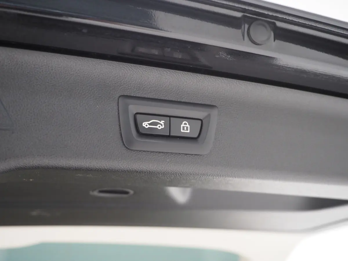 520e | Leder | HUD | Keyless | 360 | Sfeerlicht | Dodehoek | Stoelverwarming | Carplay
