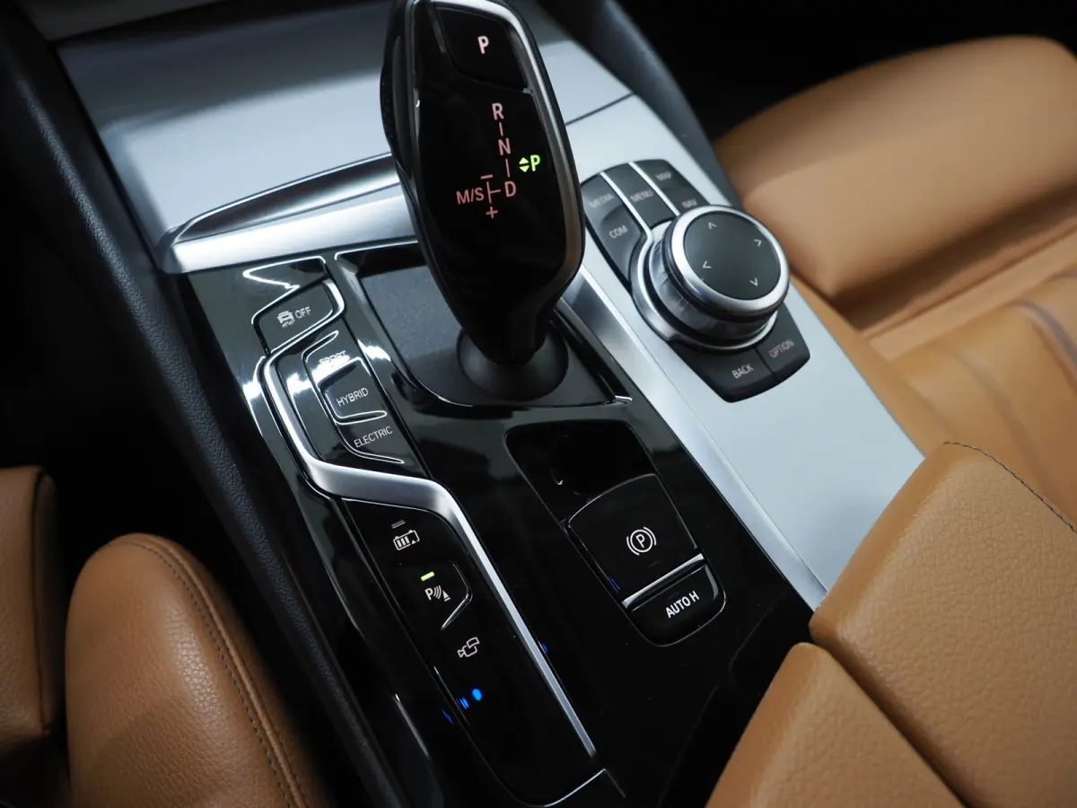 520e | Leder | HUD | Keyless | 360 | Sfeerlicht | Dodehoek | Stoelverwarming | Carplay