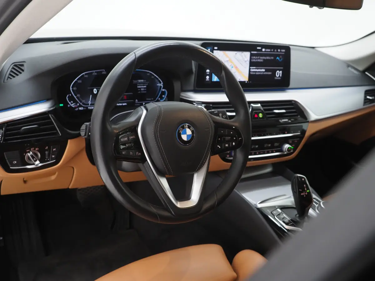 520e | Leder | HUD | Keyless | 360 | Sfeerlicht | Dodehoek | Stoelverwarming | Carplay