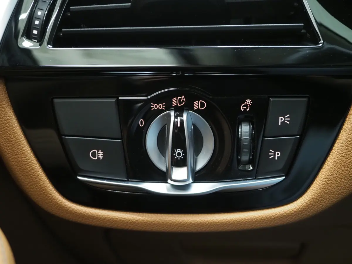 520e | Leder | HUD | Keyless | 360 | Sfeerlicht | Dodehoek | Stoelverwarming | Carplay