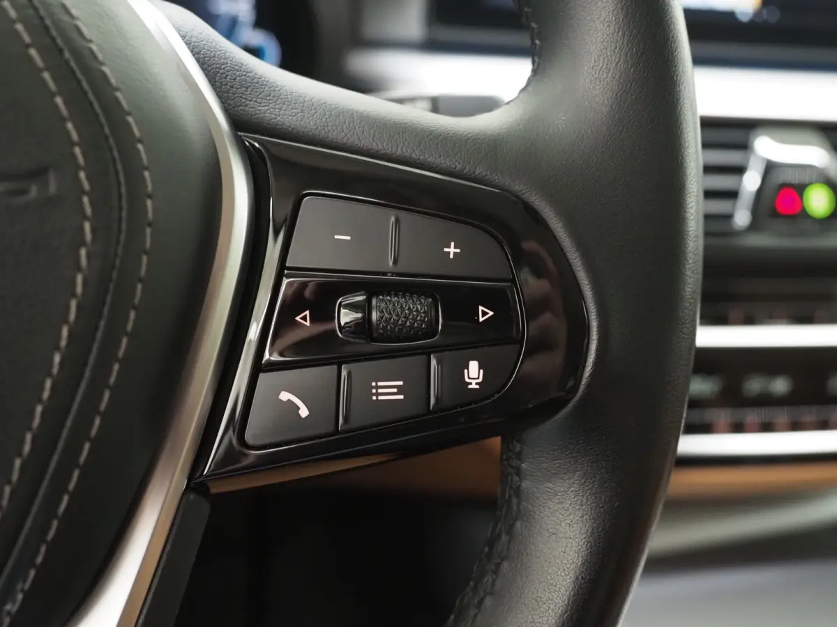 520e | Leder | HUD | Keyless | 360 | Sfeerlicht | Dodehoek | Stoelverwarming | Carplay