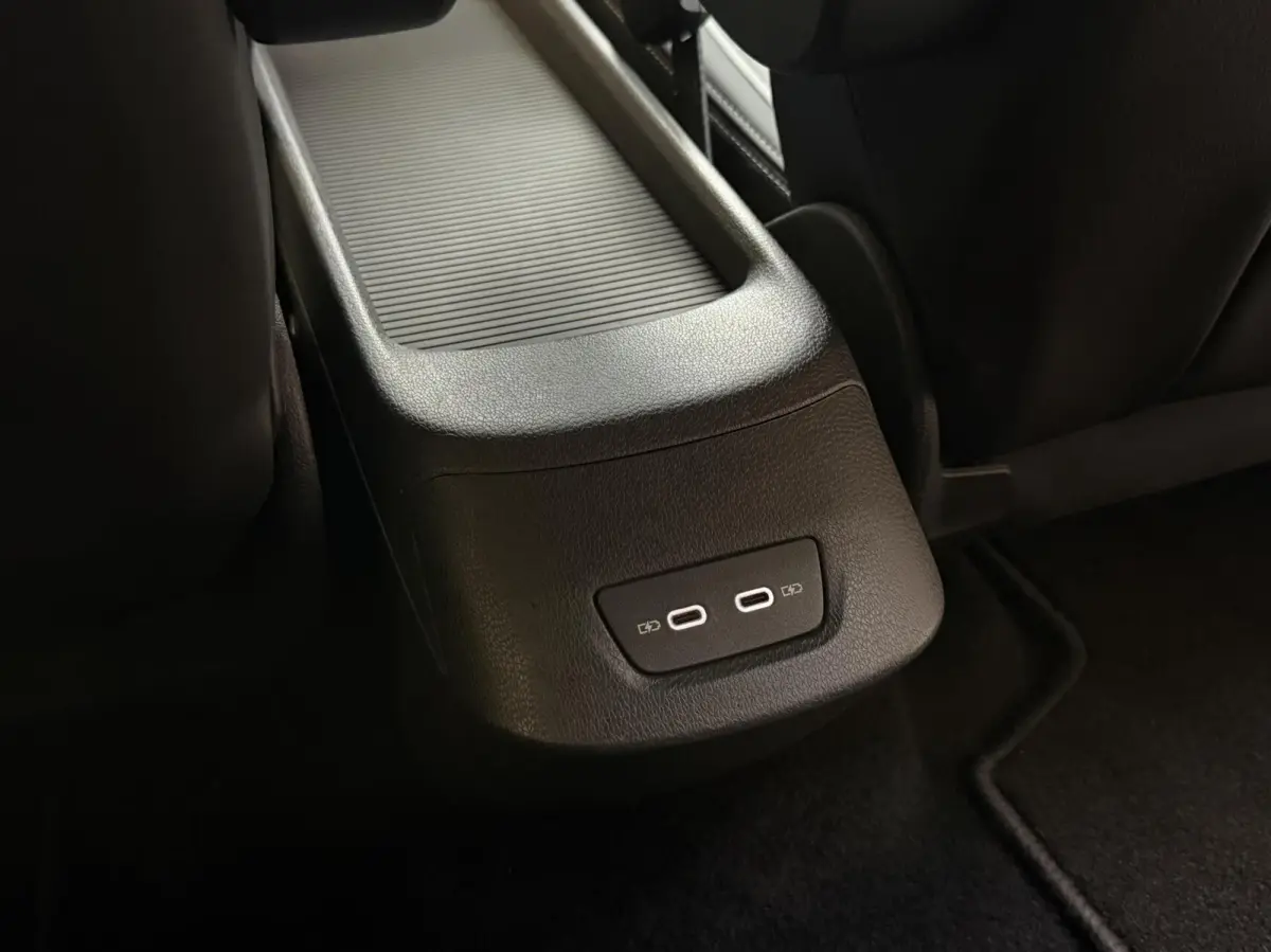 Pro Edition 58 kWh SoH 92,93% | Alcantara/leer bekleding | Adaptieve cruise control | Achteruitrijcamera | Climate control | LED koplampen | Navigatiesysteem | Voorstoelen en stuurverwarming