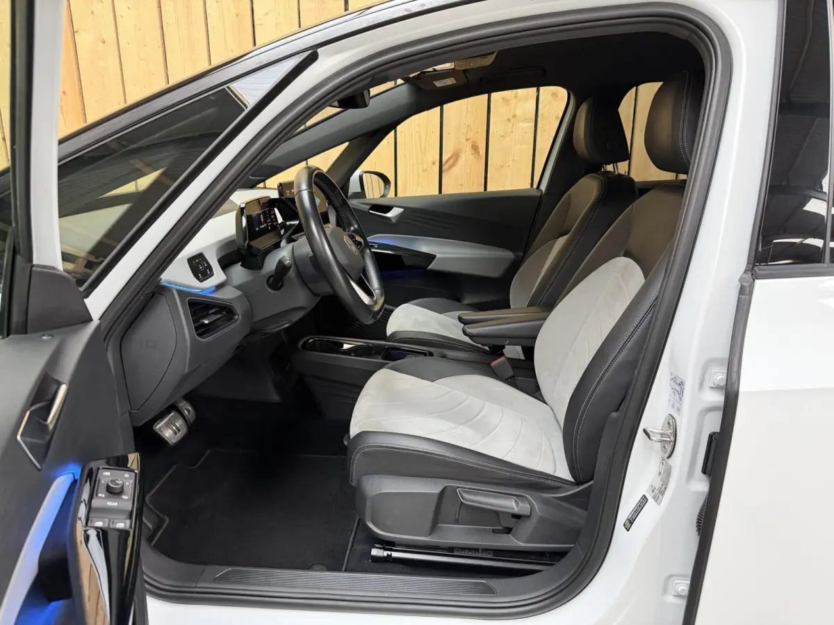 Pro Edition 58 kWh SoH 92,93% | Alcantara/leer bekleding | Adaptieve cruise control | Achteruitrijcamera | Climate control | LED koplampen | Navigatiesysteem | Voorstoelen en stuurverwarming