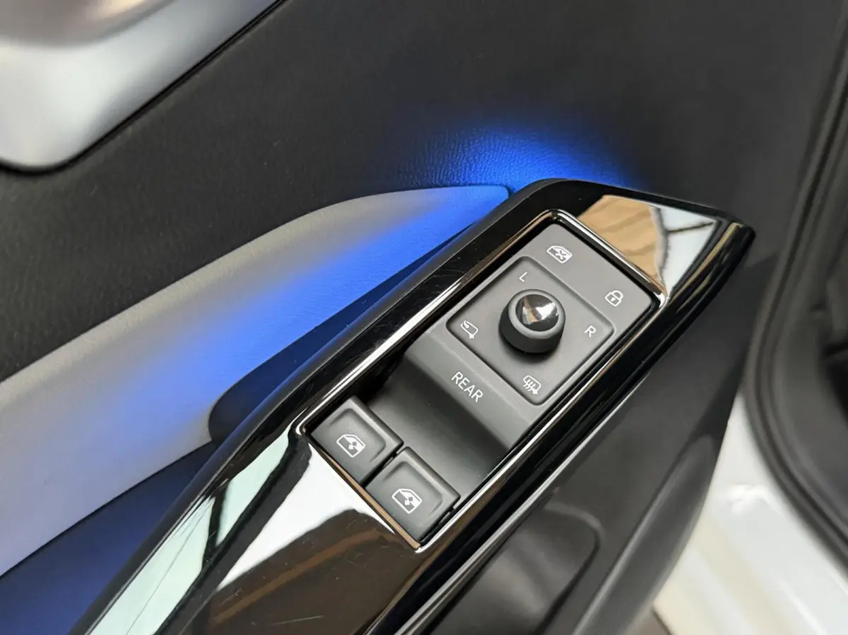 Pro Edition 58 kWh SoH 92,93% | Alcantara/leer bekleding | Adaptieve cruise control | Achteruitrijcamera | Climate control | LED koplampen | Navigatiesysteem | Voorstoelen en stuurverwarming