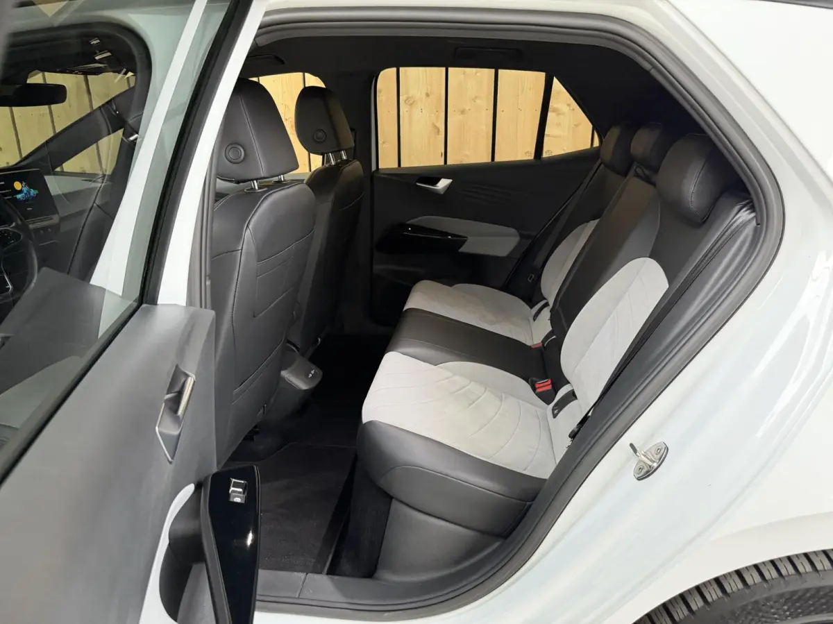 Pro Edition 58 kWh SoH 92,93% | Alcantara/leer bekleding | Adaptieve cruise control | Achteruitrijcamera | Climate control | LED koplampen | Navigatiesysteem | Voorstoelen en stuurverwarming