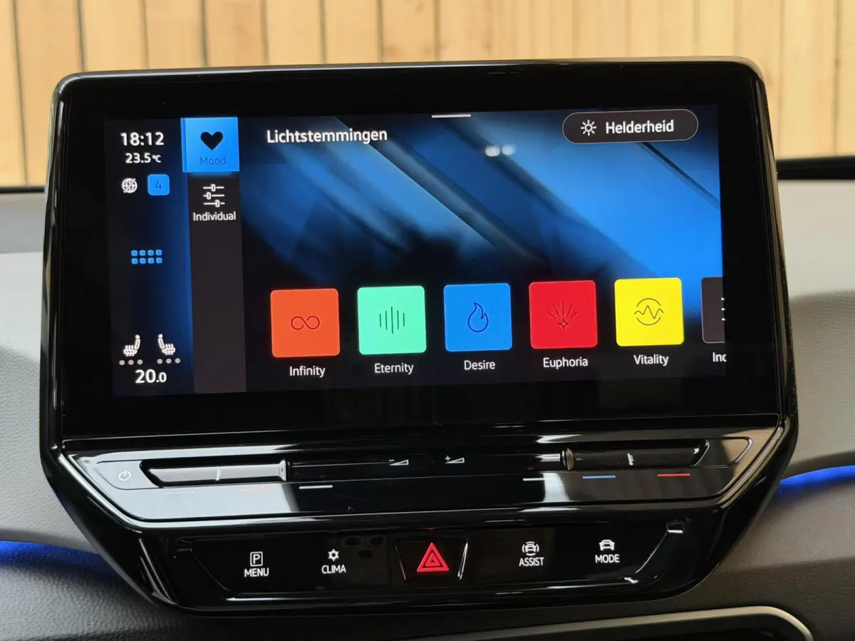 Pro Edition 58 kWh SoH 92,93% | Alcantara/leer bekleding | Adaptieve cruise control | Achteruitrijcamera | Climate control | LED koplampen | Navigatiesysteem | Voorstoelen en stuurverwarming