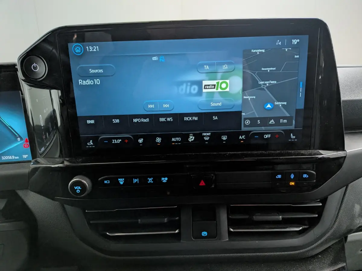 Tourneo 340 L2H1 Titanium X 65 kWh | Elek. Schuifdeuren | Trekhaak | AGR Stoel | Camera | Apple Carplay