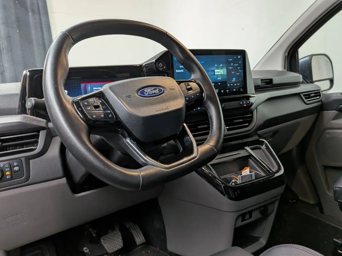 Tourneo 340 L2H1 Titanium X 65 kWh | Elek. Schuifdeuren | Trekhaak | AGR Stoel | Camera | Apple Carplay