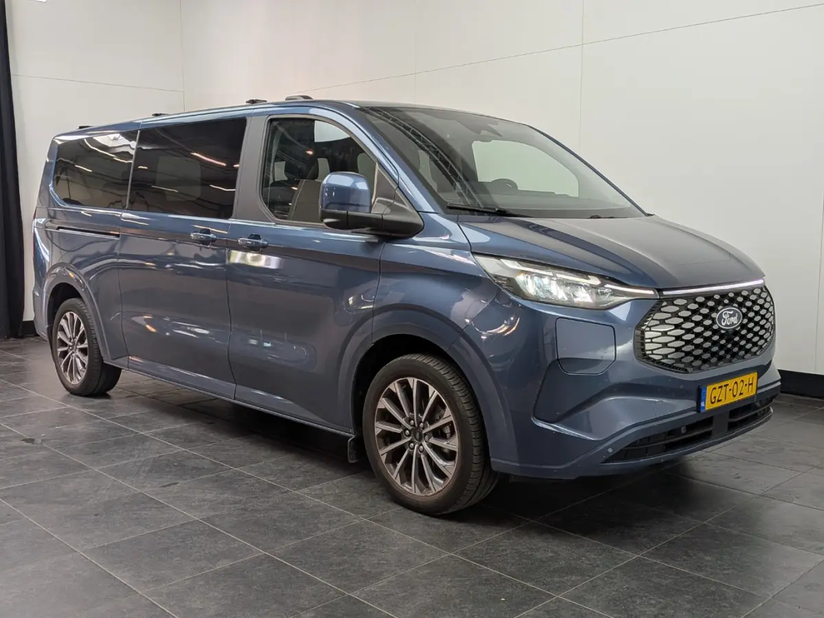 Tourneo 340 L2H1 Titanium X 65 kWh | Elek. Schuifdeuren | Trekhaak | AGR Stoel | Camera | Apple Carplay