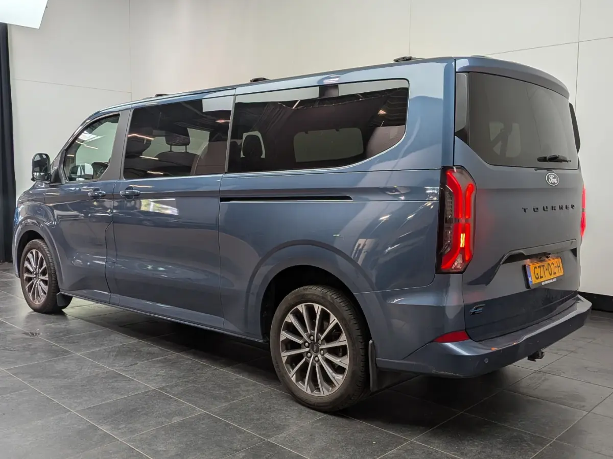 Tourneo 340 L2H1 Titanium X 65 kWh | Elek. Schuifdeuren | Trekhaak | AGR Stoel | Camera | Apple Carplay